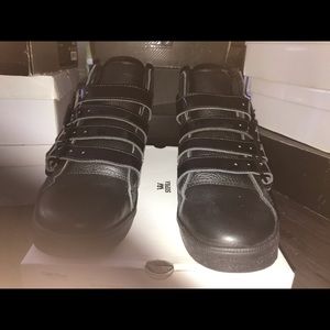 Black strapped Supra Skytops